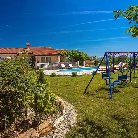 Ana - 3 Bedroom With Private Pool And Unspoiled Natural Environment 빌라 Kučiće