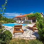 Ana - 3 Bedroom With Private Pool And Unspoiled Natural Environment * Kučiće